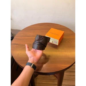 Louis Vuitton Belt With Og box For Men (SUP3333)