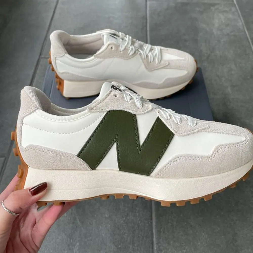 59 New Balance 327